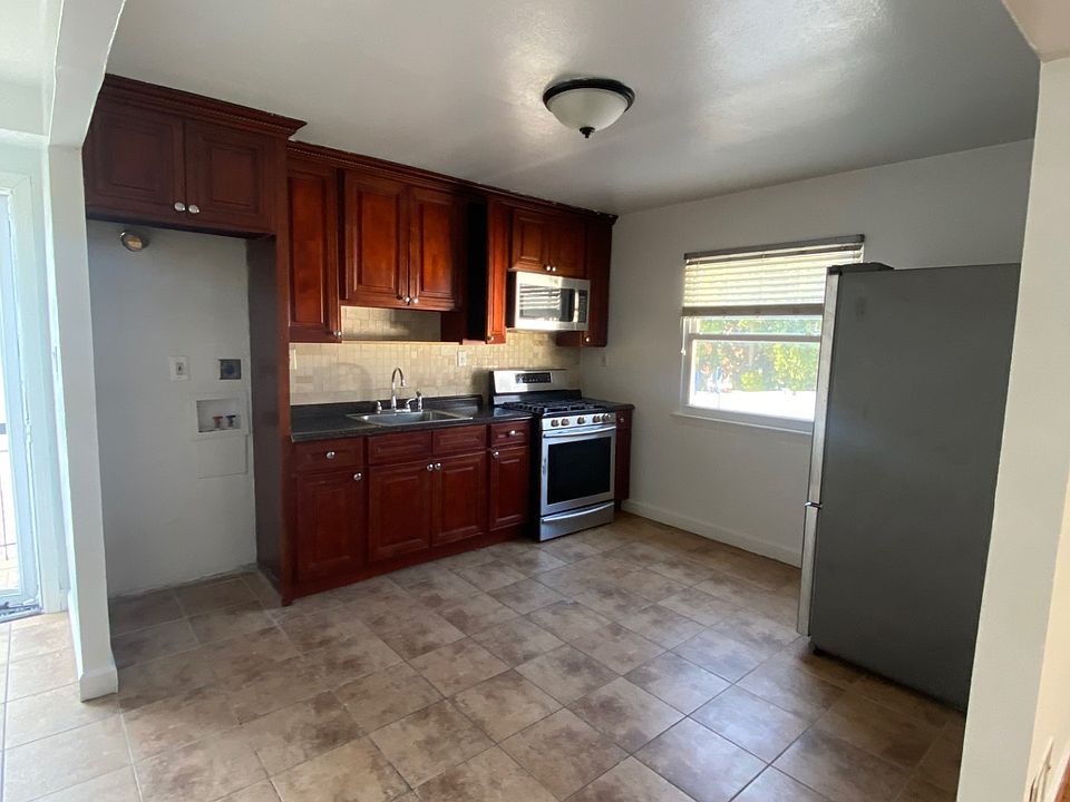 1st image of 9 Boone St #1