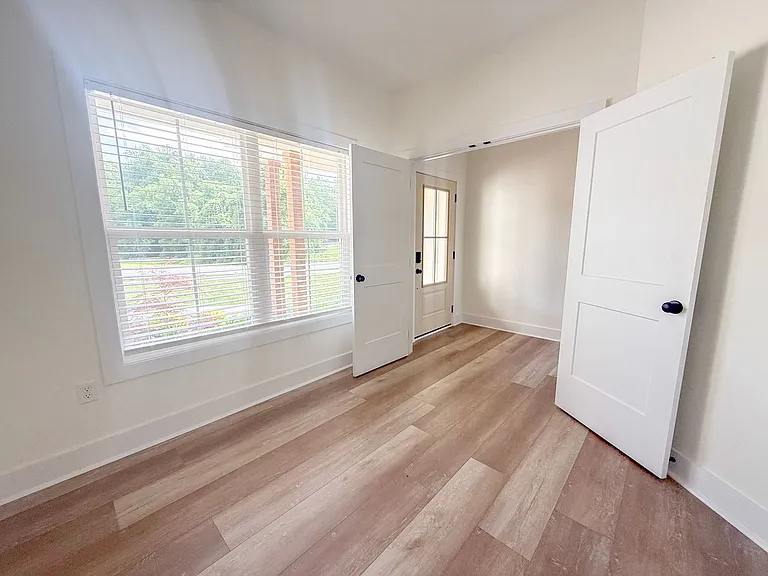 1403 Westbrook Cir — Photo 3