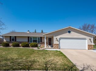 719 Desplaine Rd, De Pere, WI 54115