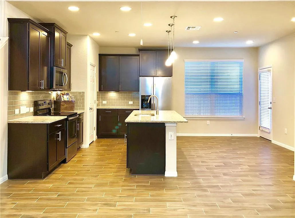 3 bed, 2.5 bath, 2138 sqft, $2,400 — Photo 4