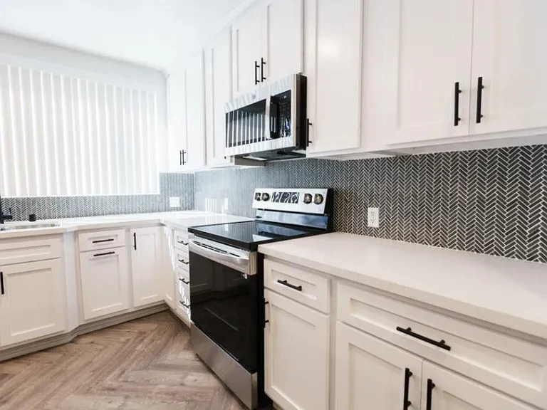 123 California Ave — Photo 1