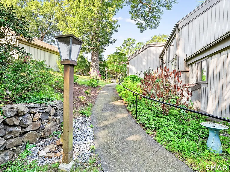 401 Heritage Vlg #B — Photo 2