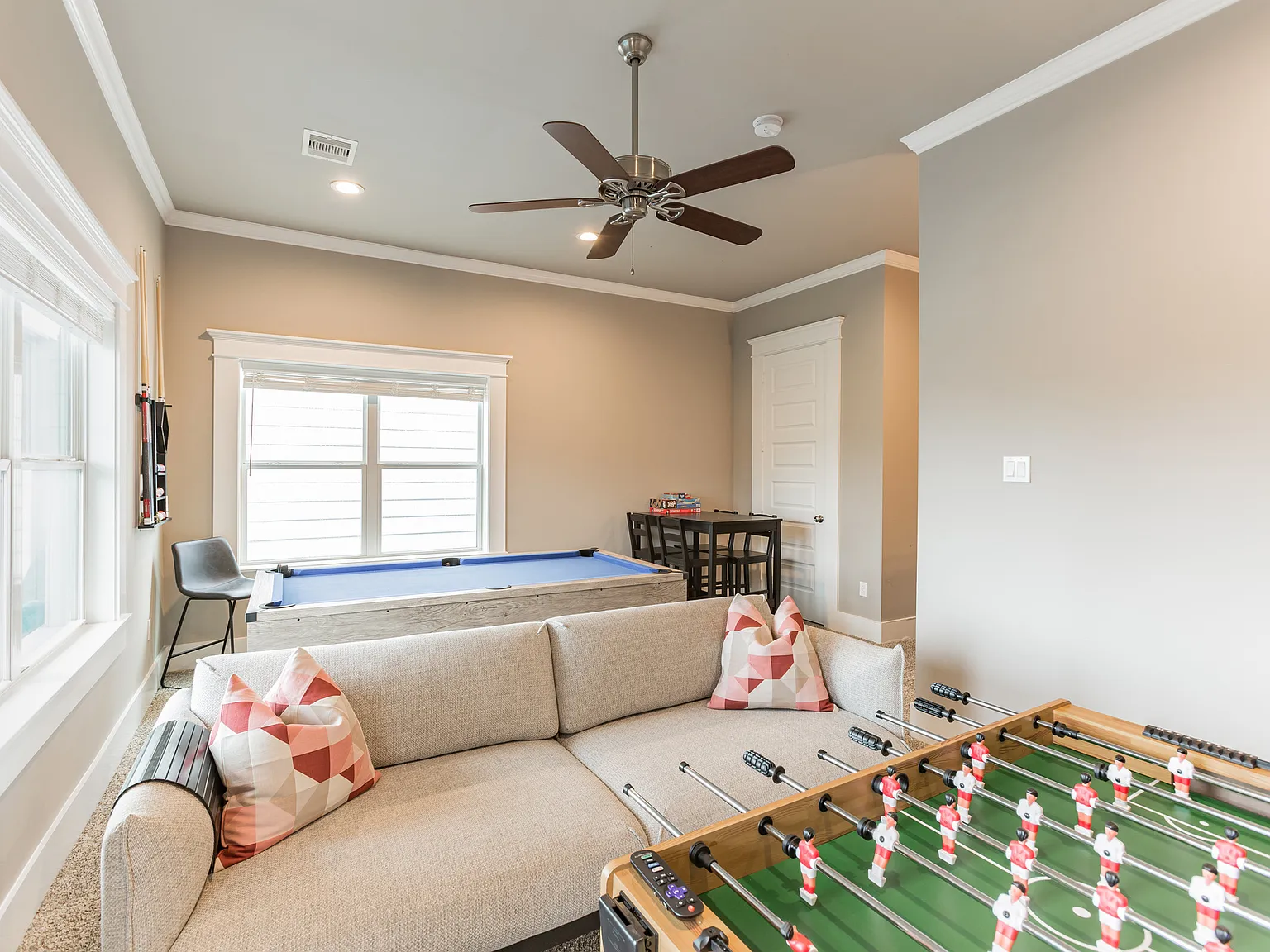 4 bed, $6,000 — Photo 2