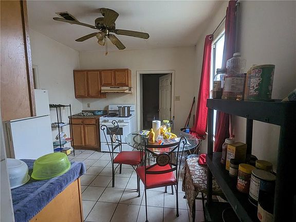 3rd image of 2104-06 Benefit St