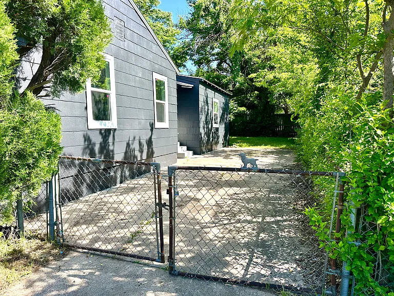 1008 E King Pl — Photo 24