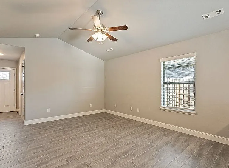 6005 Hoover St — Photo 7