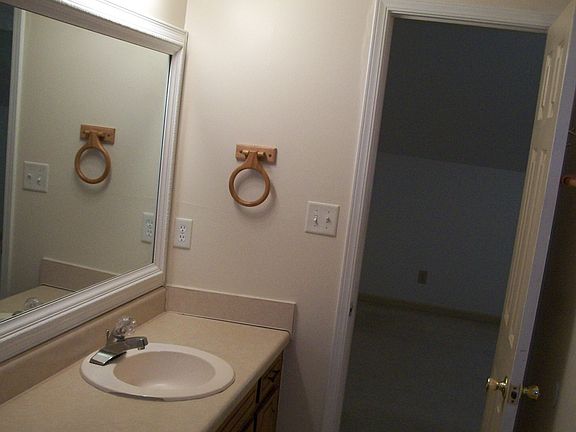 2nd image of 860 Park Pl NE
