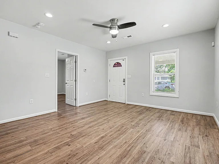 2541 Booker Ave — Photo 4