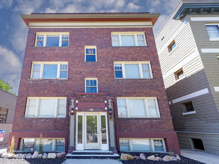Lincoln Arms Apartments — Photo 31