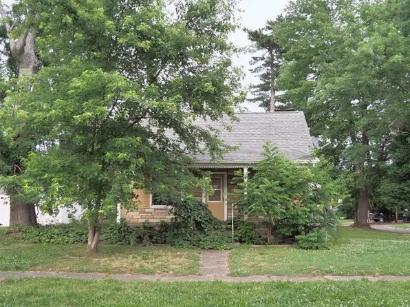 600 N 11th St, Herrin, IL 62948