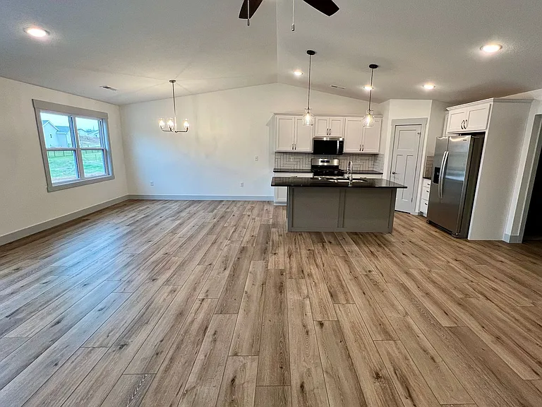 4646 Pierce Dr — Photo 2
