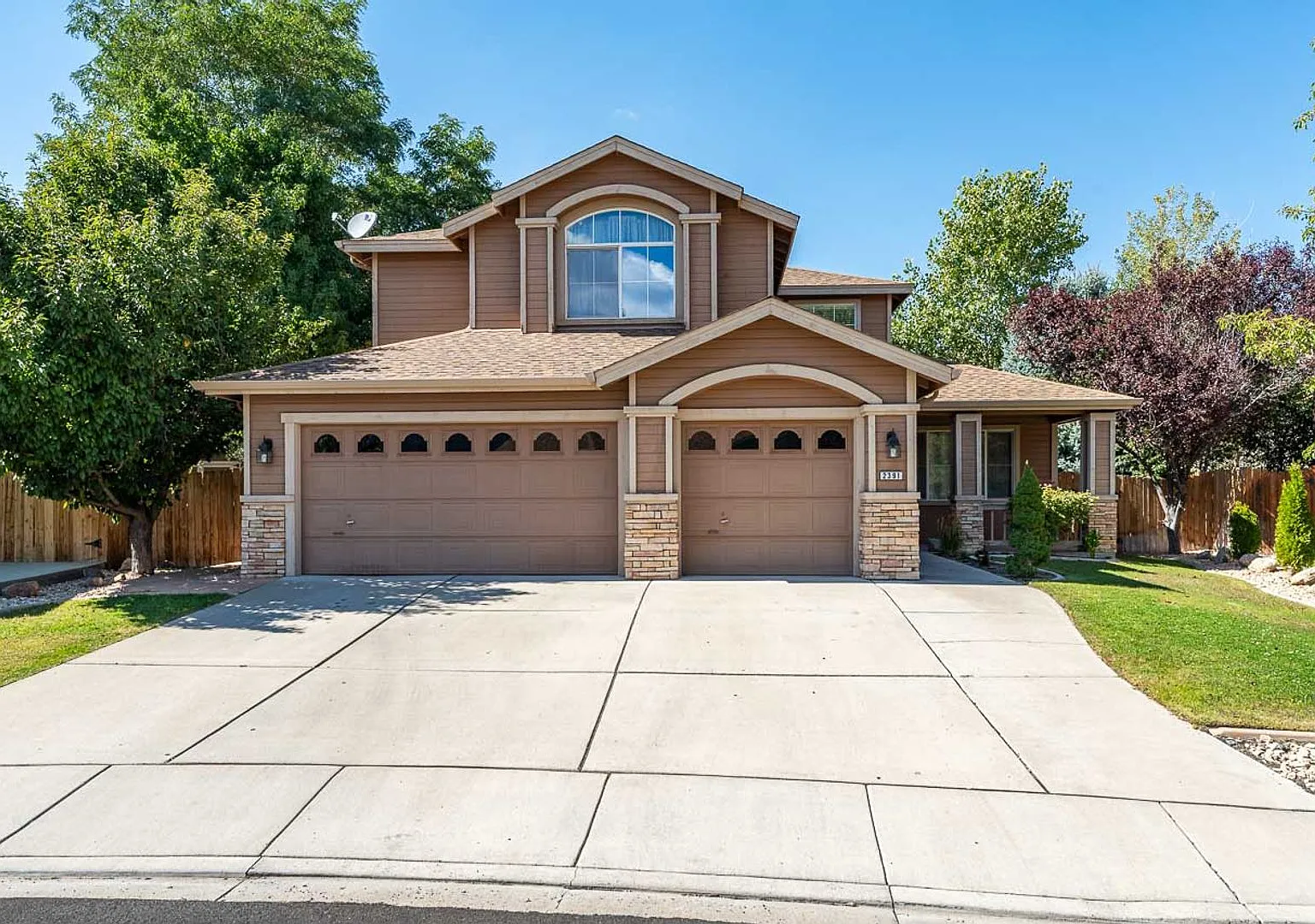 Spacious two story home for rent. — Photo 1
