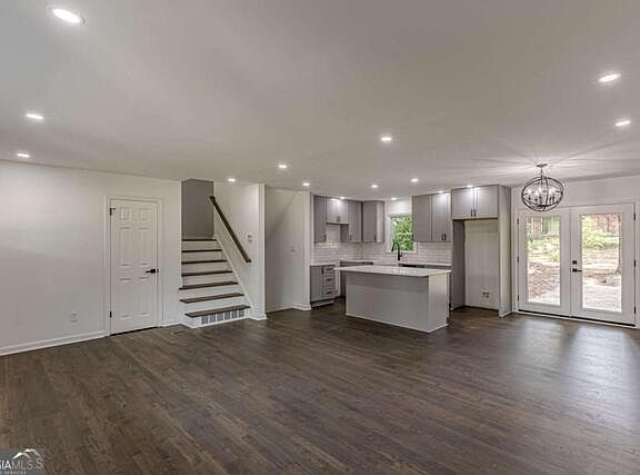 4th image of 2352 Glendale Dr