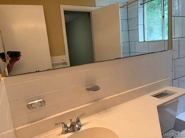 560 Farmington Rd — Photo 15