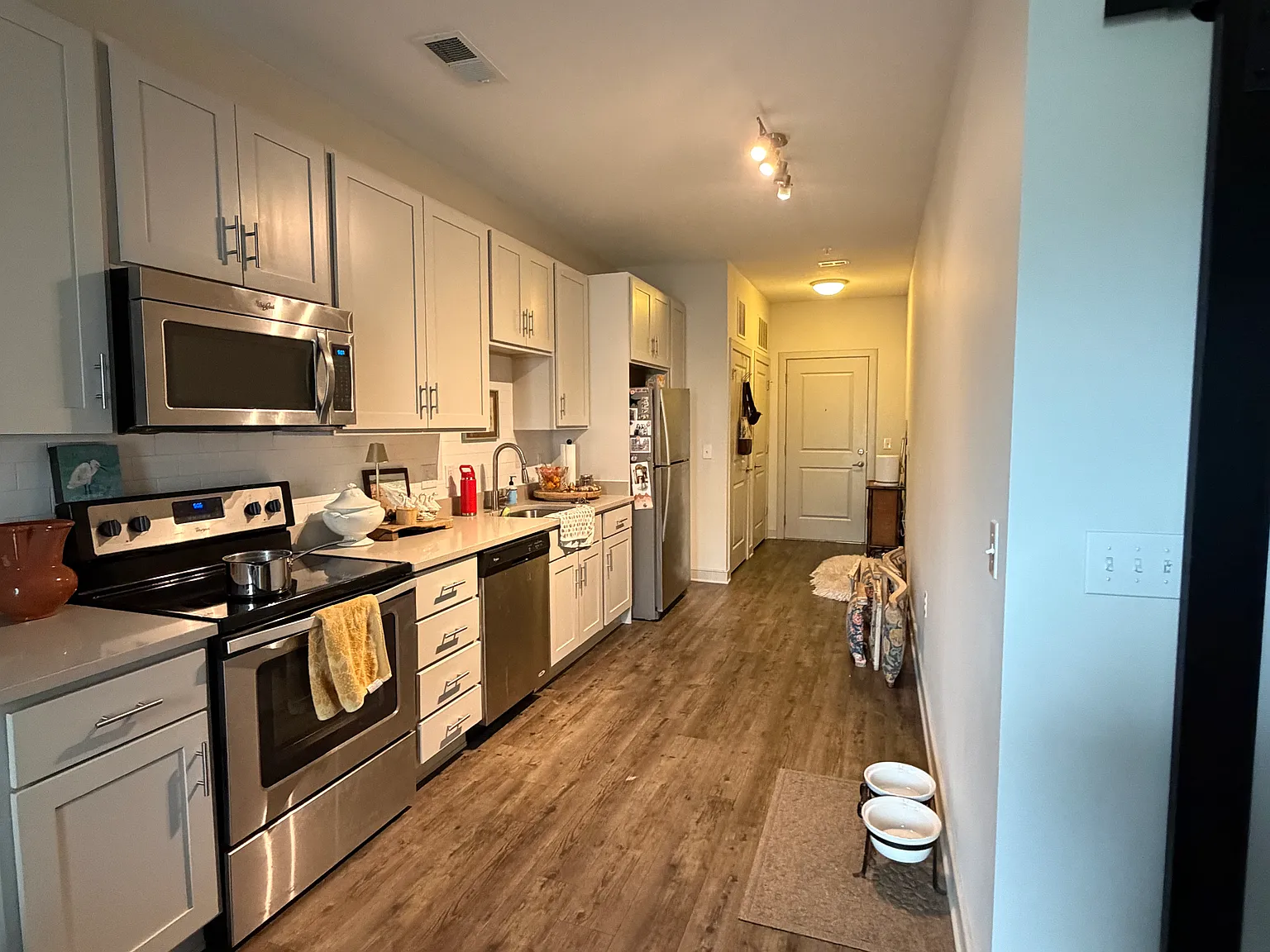 1 bed, 728 sqft, $2,128 — Photo 4