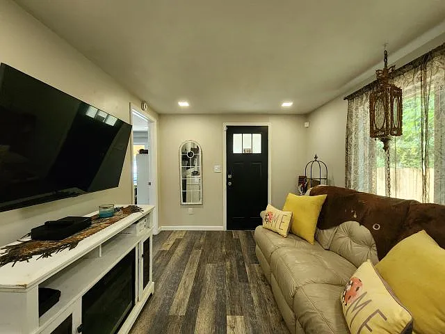 334 E Chestnut Ave — Photo 5