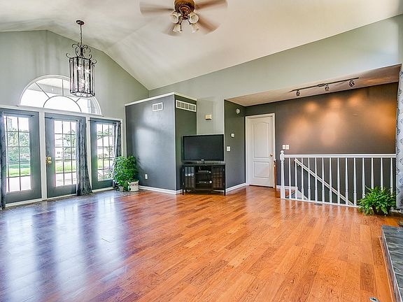 VAULTED ML LIVIN/GREAT RM W/OPEN RAILING TO THE FULL FINISHED LOWER LEVEL
