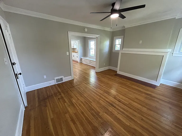 17416 Woodford Ave — Photo 6