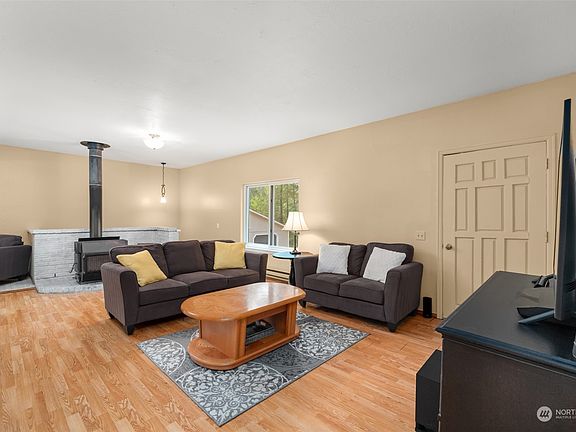 3rd image of 31 E Tiree Place