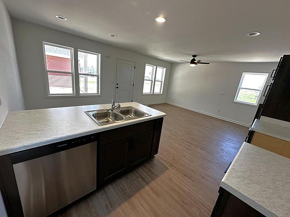 4th image of 1052 Wipple WAY