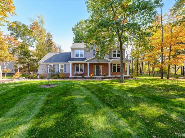 9019 Van Dusen Ct, South Lyon, MI 48178