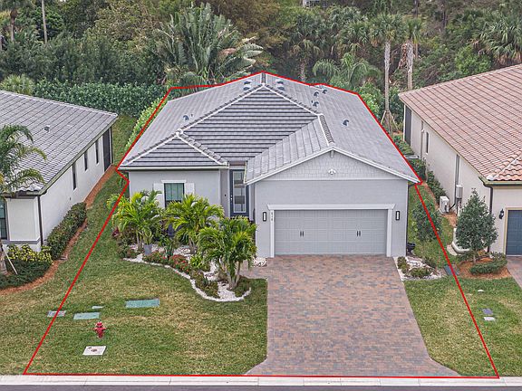 3rd image of 616 SE Villandry Way