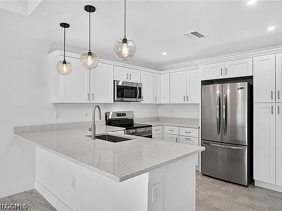 3rd image of 4688 Golfview Blvd
