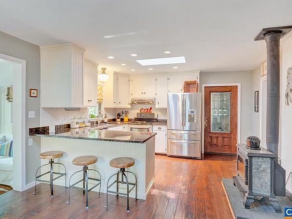 3rd image of 13 Jefferson Dr