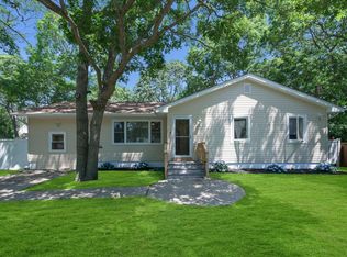 79 School St, Hampton Bays, NY 11946