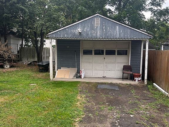 2nd image of 255 Lyon St