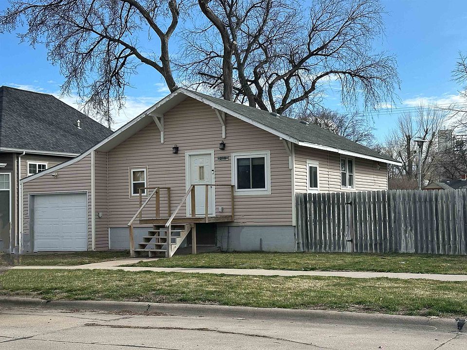 1st image of 210 E 11th St.