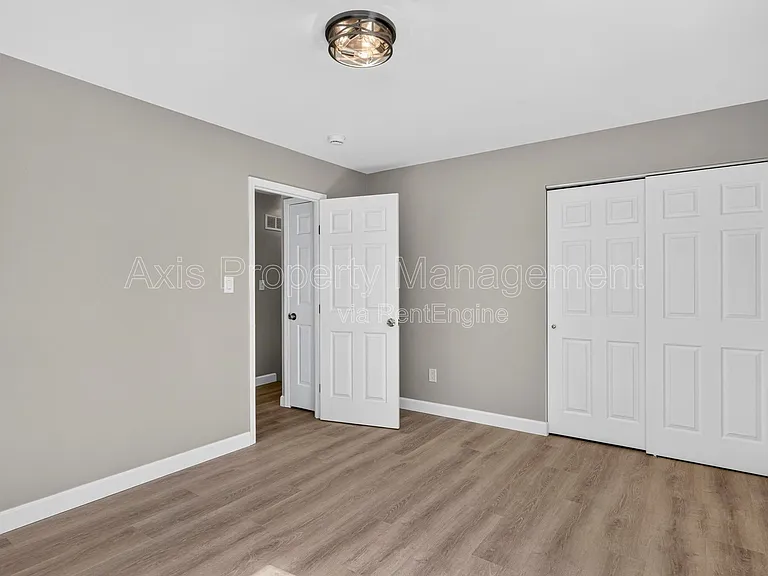 2209 Campus Dr — Photo 16