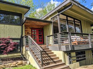 575 Lakeshore Dr E, Lenexa, KS 66217