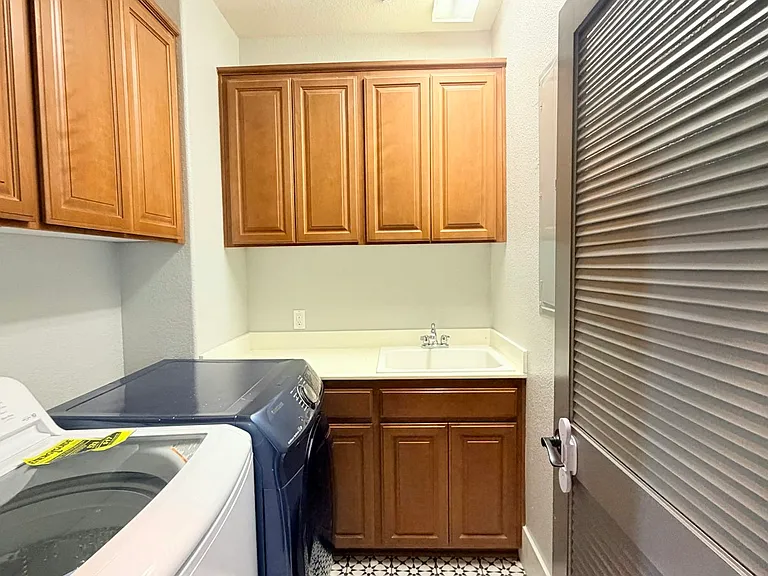 850 Monterey Ct — Photo 23