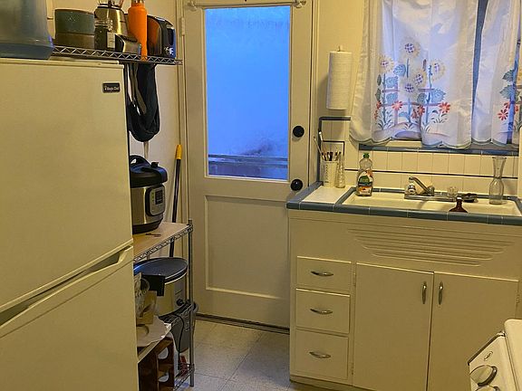5th image of 233 Claremont Ave