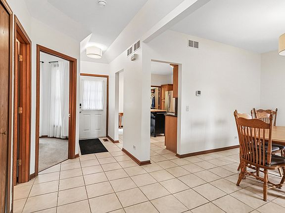 4th image of 955 Heathrow Ln