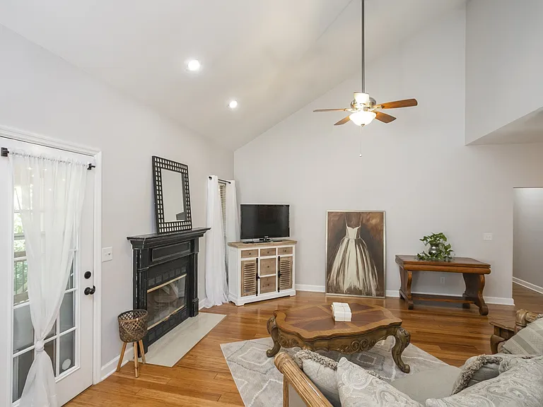 1004 Elmshade Ln — Photo 9