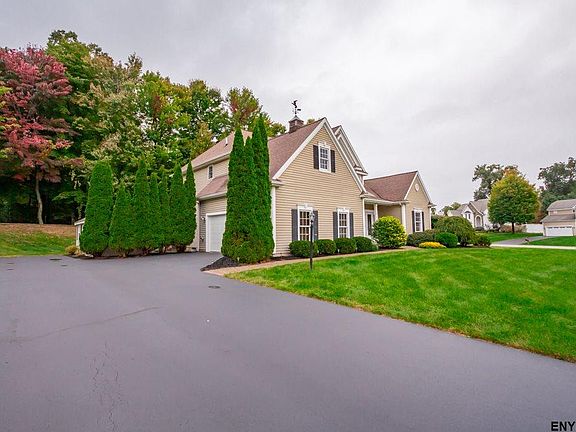 3rd image of 10 Hilltop Hollow Dr