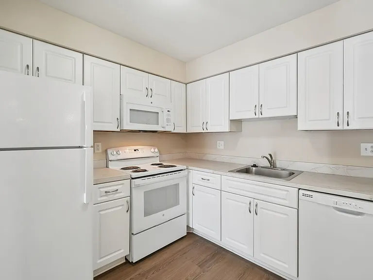 Harbour Village Apartments — Photo 9