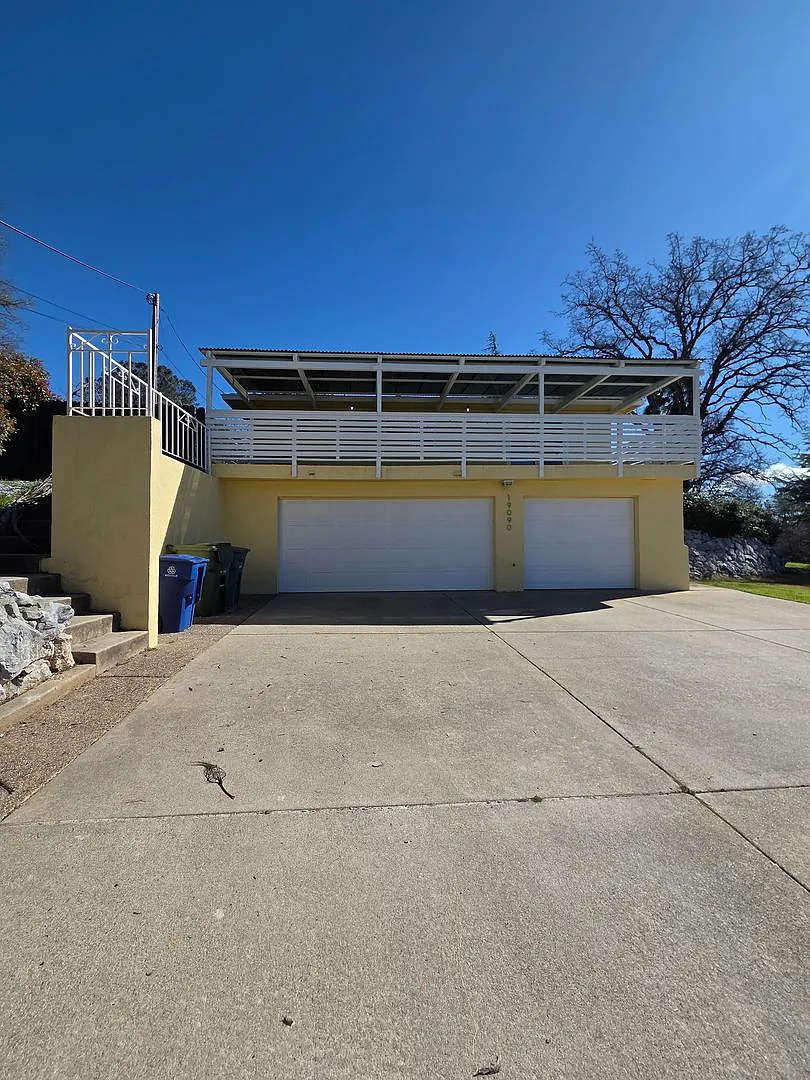 Home with Beautiful Views, Pool and 3 Car Garage — Photo 1