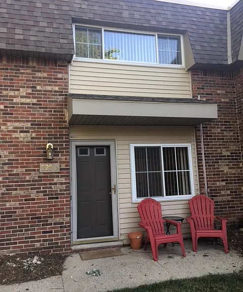525 Longshore Dr #B — Photo 1
