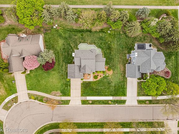 4th image of 39456 Squire Dr