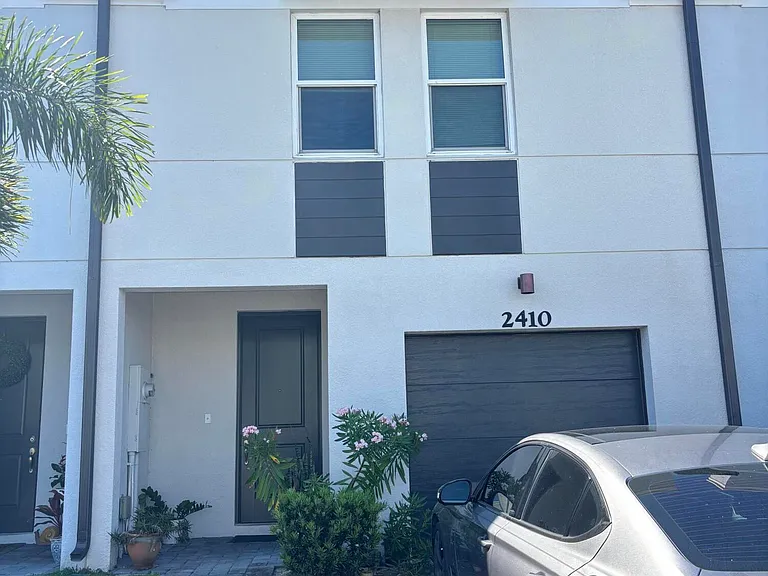 2410 SE Tarvest Way — Photo 2