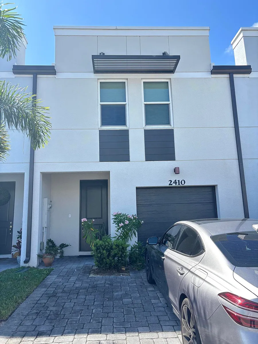 Building Photo - 2410 SE Tarvest Way
