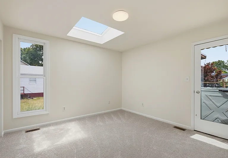 301 Kenmore Ave — Photo 10