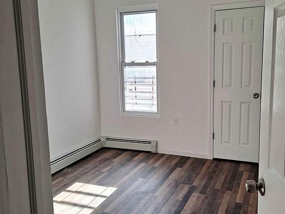 3rd image of 14-04 Dickens Street