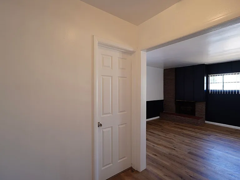 604 W 10th St — Photo 14