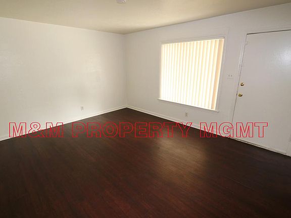 2721 CLOVER LN A - Living Room