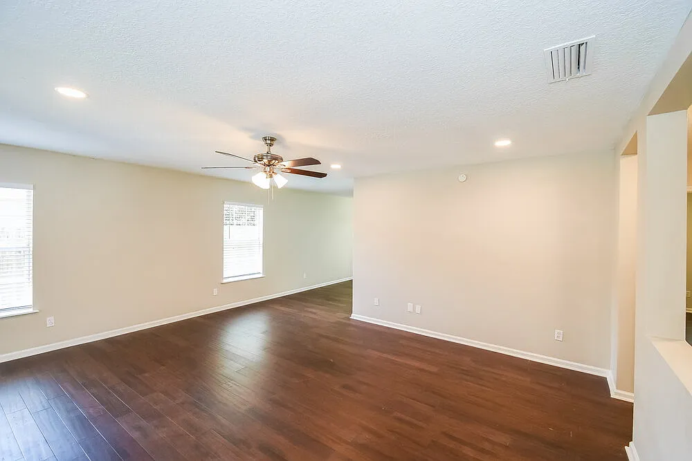 3 bed, 2.0 bath, 1601 sqft, $1,930 — Photo 4