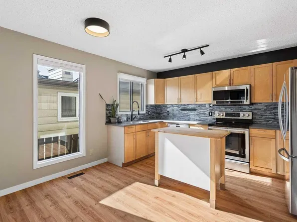 1918 24a St SW #4, Calgary, AB T3E 1V3